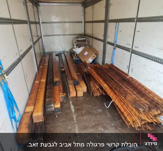 קרשים וקרטון בתוך משאית הובלה